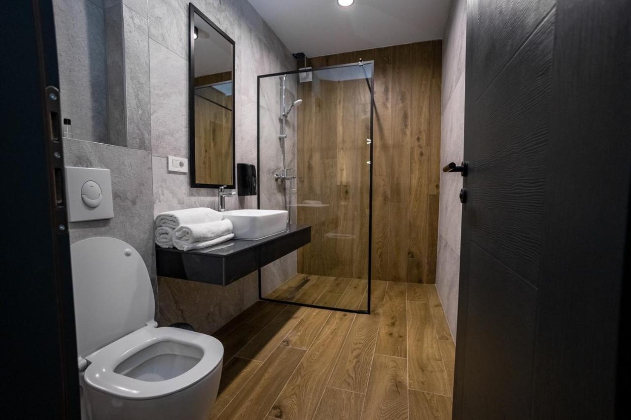 Griffon Bar Food Apartments Struga Exterior foto